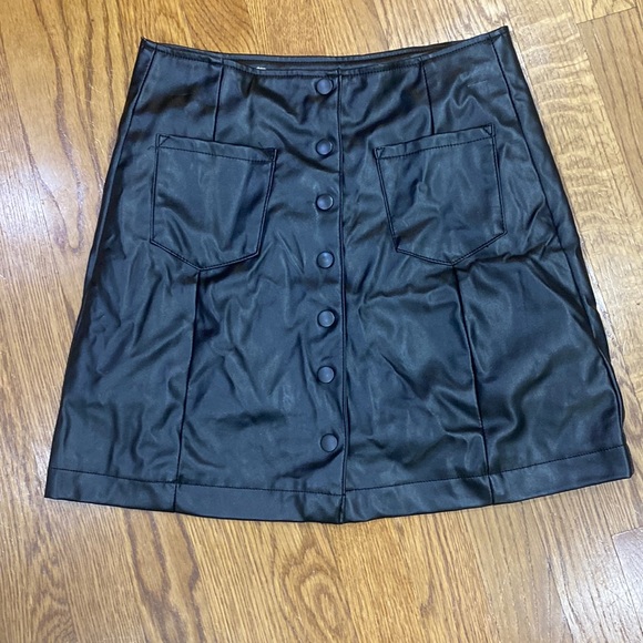 Wild Blue Sadie Robertson Black Faux Leather Front Snap Mini Skirt Size Small - Picture 1 of 3